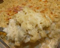 Une recette unique pour un plat familial . Des petites pâtes carrées toutes gratinées au fromage et au poisson !