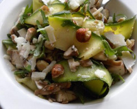 Tagliatelles de courgettes aux champignons, roquette, noisettes et parmesan