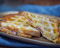 Croque-monsieur façon gaufre jambon et fromage : la recette ultra-gourmande et croustillante prête en 10 minutes seulement