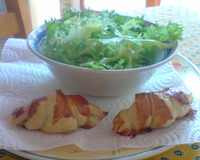 Croissant au jambon fumé avec soupçons d'emmental et sa mâche