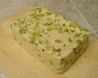 Un gateaux oriental fait de semoule et de noisettes.