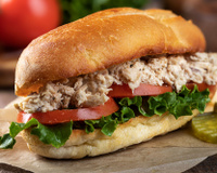 Simple et gourmand : ce sandwich-roll au thon mariné de Cyril Lignac est la recette qu’il vous faut pour une pause dej ou un pique-nique !