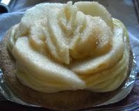 Ici dacquoise aux poires (dacquoise, crème pâtissière, poires)