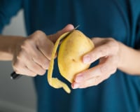 Ne jetez plus vos épluchures de pommes de terre : la recette zéro erreur au Airfryer pour un apéro à 0 €