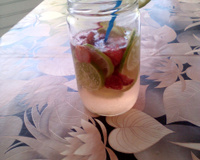Eau aromatisée au citron jaune, citron vert et fraises (Detox water)