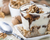 Verrine yaourt mascarpone aux noix et sauce chocolat
