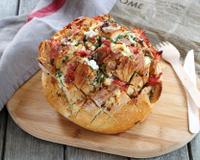 Le pain hérisson, appelé également pain pique-nique est une boule de pain garnie de fromage, lardons. Le pain est ensuite passé quelques minutes…