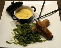 Une couche croustillante de feuille de brique cache une farce sucrée-salée.