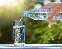 Boire de l’eau en bouteille, dans quel cas est-ce vraiment recommandé ? Une médecin répond