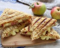 Envie d’un croque-monsieur original et savoureux ? Testez notre recette aux pommes et camembert !