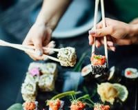 Manger des sushis avec des baguettes : L'erreur que l'on commet tous !