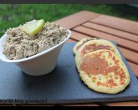 Alors ça, c'est de l'apéro express ! 3 minutes top chrono pour les rillettes de sardines. Vous pouvez remplacer les blinis par des tranches de pain grillé.