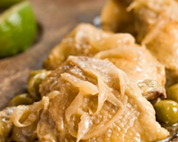 C'est un plat sénégalais à base de viande, de poulet ou de poisson avec une sauce d'oignons confits et de jus de citron que l'on peut accompagner avec du riz blanc