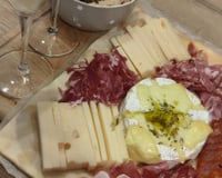 Planche focaccia au camembert