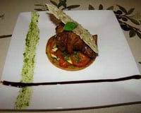 Souris d'agneau confite à la provençale, sur une tarte fine de légumes au pistou