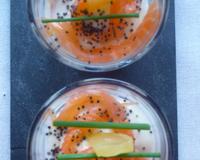 Verrines très fraîche au saumon fumé, fromage blanc, avec un brin de ciboulette et citron confit.