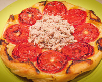Tatin de tomates et de thon aux herbes