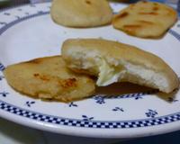 Très populaires en Colombie, les arepas de queso sont des galettes de maïs au fromage qui remplacent le pain.