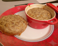 Petite tourte salée présentée dans des ramequins.