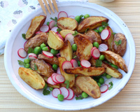 Salade de pommes de terre primeur rôties aux petits pois frais et radis
