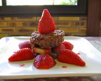 Voici un risotto au chocolat parfumé à la menthe du jardin et accompagné de fraises.