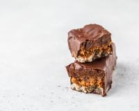 Le chef pâtissier Yann Couvreur dévoile sa recette pour faire ses propres Snickers maison !