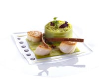 Noix de saint jacques sur lit de poireaux