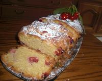 Un cake à la texture hyper moelleuse grâce à l'alliance des cerises griottestrès légèrement acidulées et des amandes.