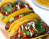 Tortillas de maïs garnies à l’aubergine grillée, compotée de poivrons et tomates de France