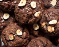 Dans ces cookies sans beurre, la courgette - indécelable au goût - apporte beaucoup de moelleux. On croirait presque croquer des mini-brownies.