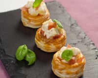 Mini vols au vent de Caprice des Dieux mariné, jambon cru et basilic