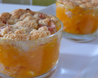 Une purée de courge butternut garnie de dés de chèvre et de tranches de bacon recouverte d'un crumble croustillant...
