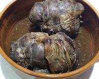 Un gigot qui fleure bon le subtil goût du sauvage, mariné lentement et cuit à basse température. Un fondant sans pareil !