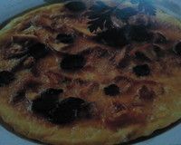 C'est une crêpe recouverte d'un oeuf cuit comme une omelette.
