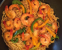 Wok de nouilles chinoises aux crevettes et aux légumes