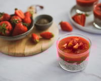 Pudding aux graines de chia, lait de coco et fraises