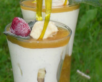 Verrine de reine claude, mousse à la vanille et crumble au chocolat blanc