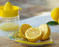 Vous ne savez pas quoi faire d’un citron entamé ? Voici l’idée toute bête pour le sauver