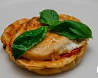 Des petites tartelettes au chèvre, à la tomate, avec une touche de piment doux et au basilic.