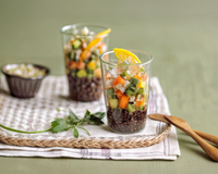 Verrine de quinoa, petite salade de surimi, mangue et graines germées
