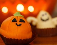 Des cupcakes halloween, plutôt sympathiques:-) en pâte à sucre.