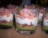 Mettre le tartare de tomates et poivrons dans le fond, ensuite la mousse d'avocat et des crevettes au-dessus.