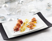 Brochettes de Saint-Jacques lardées et mangue