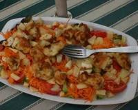 Une salade d'été, un mélange chaud-froid au poulet carottes, ananas.