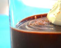 Une crème onctueuse en verrine dont les saveurs explosent suavement en bouche et subliment le goût du chocolat.