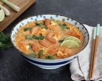 Soupe Thaï au curry rouge, crevettes et vermicelles de riz