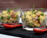 Verrines aux œufs brouillés, petits pois, moutarde et jambon grillé au miel