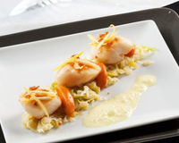 Une recette Labeyrie de Saint-Jacques et mousse de champagne sur poireaux...