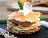 Mille-feuilles de crêpes au saumon