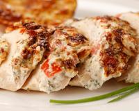 De tendres blancs de poulet accompagnés par une sauce onctueuse à base de mayonnaise et parfumée avec du basilic, de l'origan, du thym, de la sauge…
